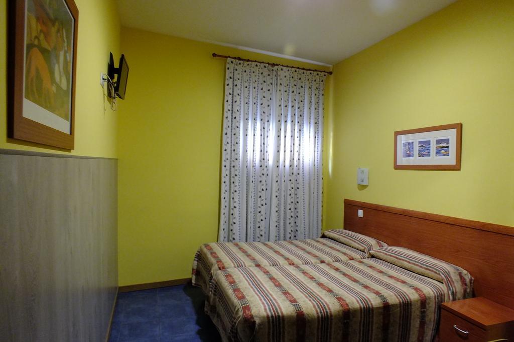 Hostal Los Claveles 토레용드아르도즈 외부 사진