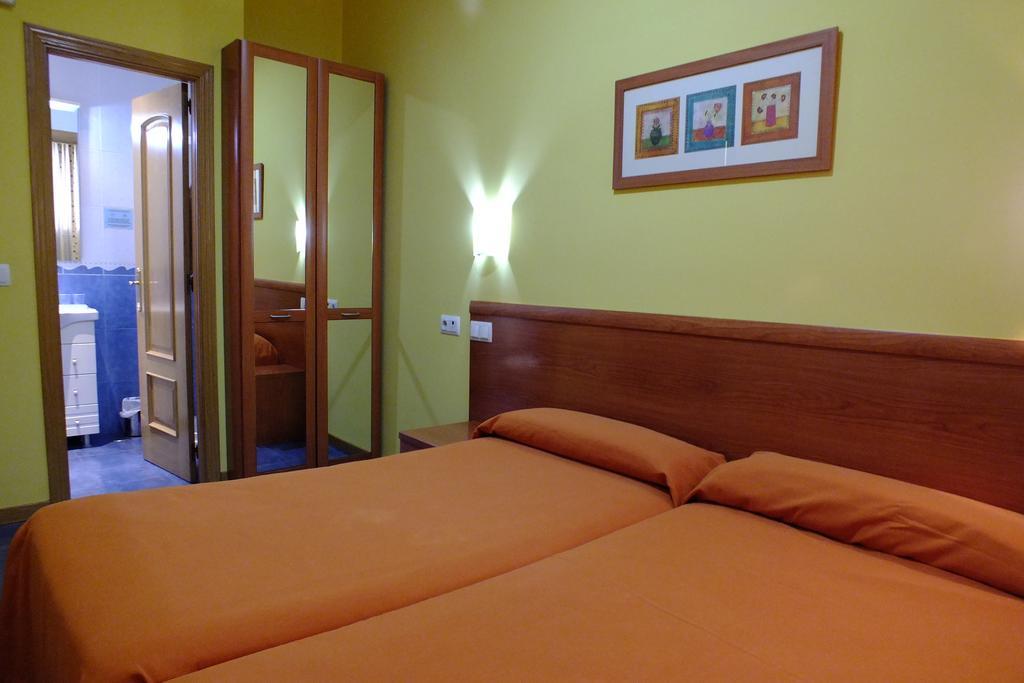 Hostal Los Claveles 토레용드아르도즈 외부 사진